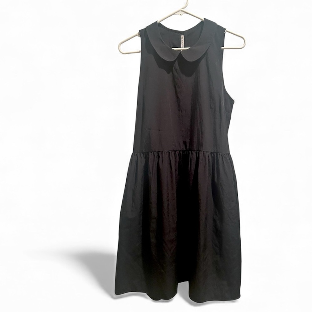 Engle Roberts Elegant Black Sleeveless Dress With Collar and Pockets Button Back